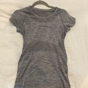 Lululemon swiftly tee, size 6